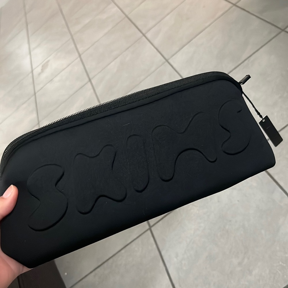 NWT SKIMS Neoprene Pouch Sz L